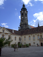 Blick vom Abteihof auf die Klosterkirche 